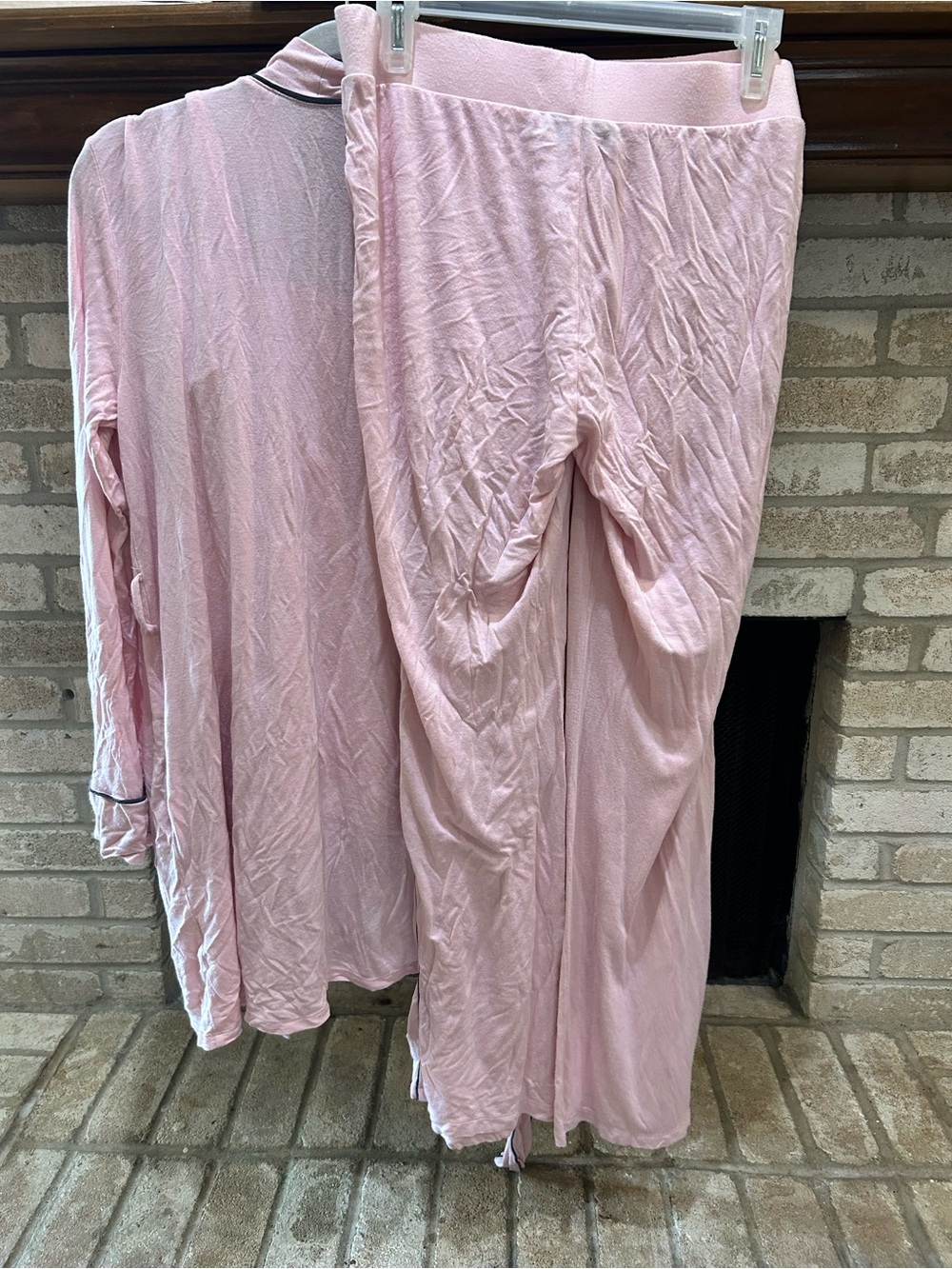A Pea In The Pod Light Pink Two-Piece Lounge Set With Contrast Trim Euc — image 3 of 3